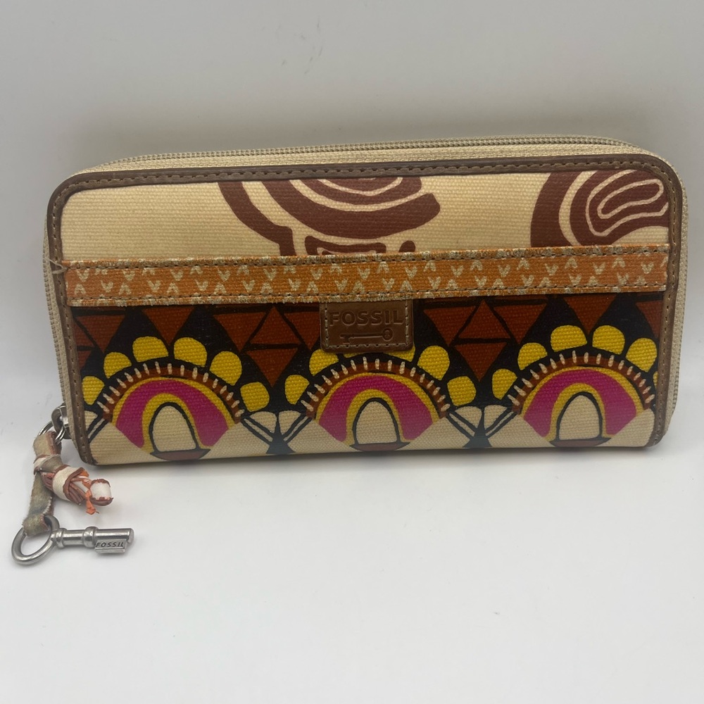 Vintage fossil wallet. Has the key attached